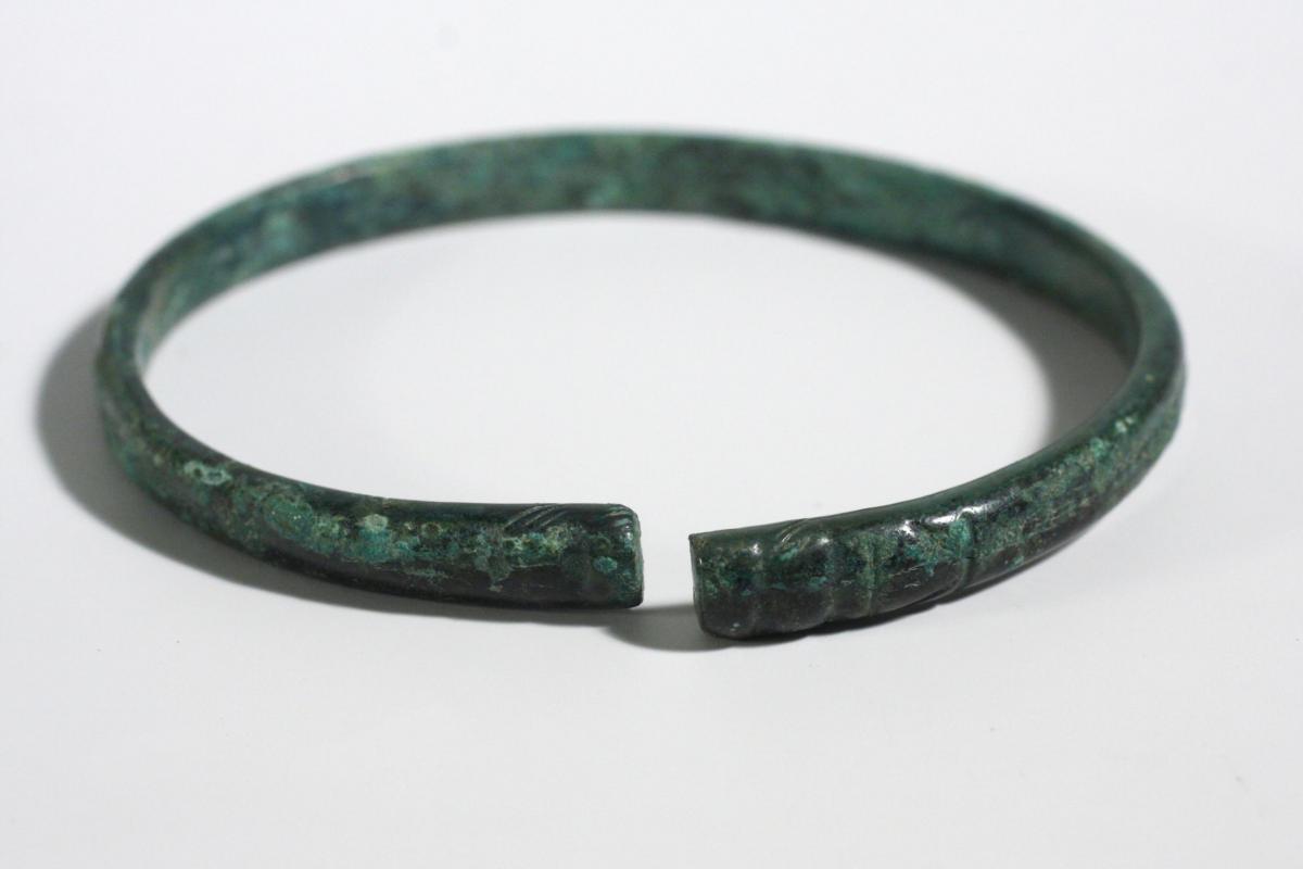 Late Roman copper alloy snakeshead armlet from Durotrigian burial 