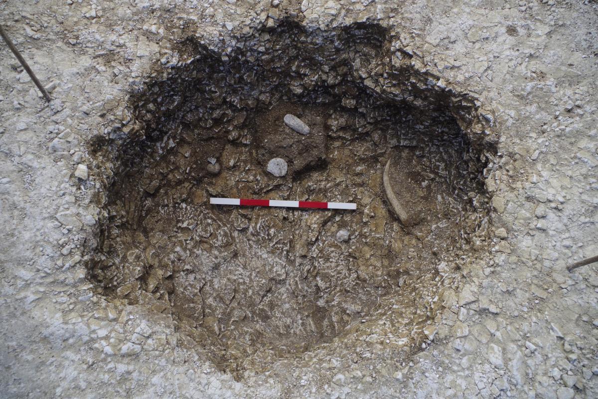 A Neolithic pit containing the discoidal knife